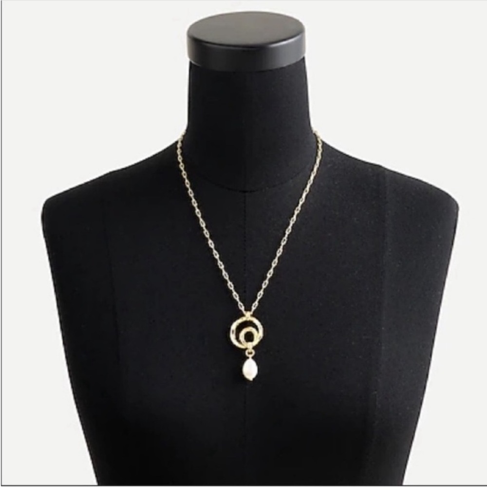J. CREW Loopy Cultured Freshwater Pearl hoop pendant necklace Burnished Gold NWT - Picture 2 of 2